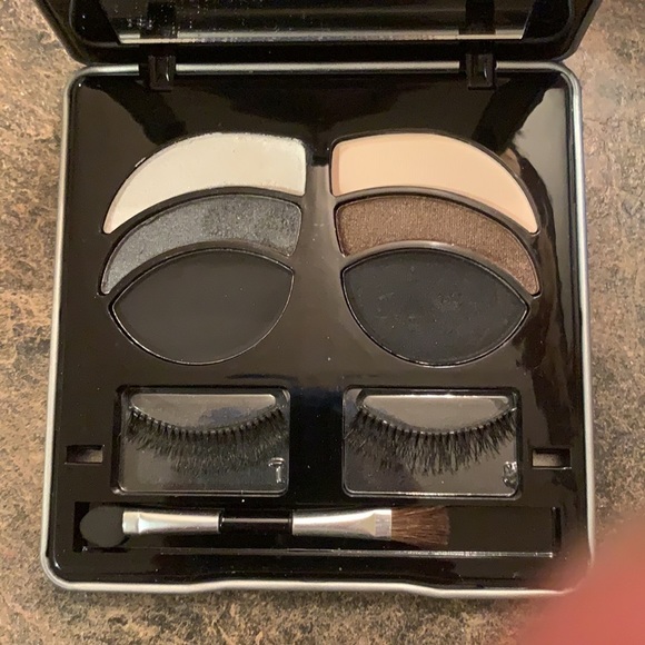 Lashing Out Girls Night Out eyeshadow palette - Picture 3 of 3